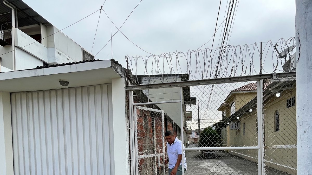 Protección. Con la colocación de las rejas, los propietarios de vehículos buscan que sus bienes no sean robados, principalmente los accesorios.