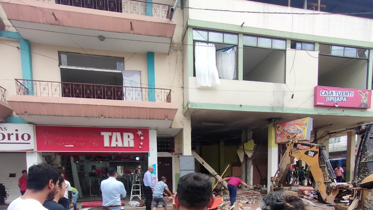 Jipijapa. Varias personas observan el edificio donde ocurrió la explosión.