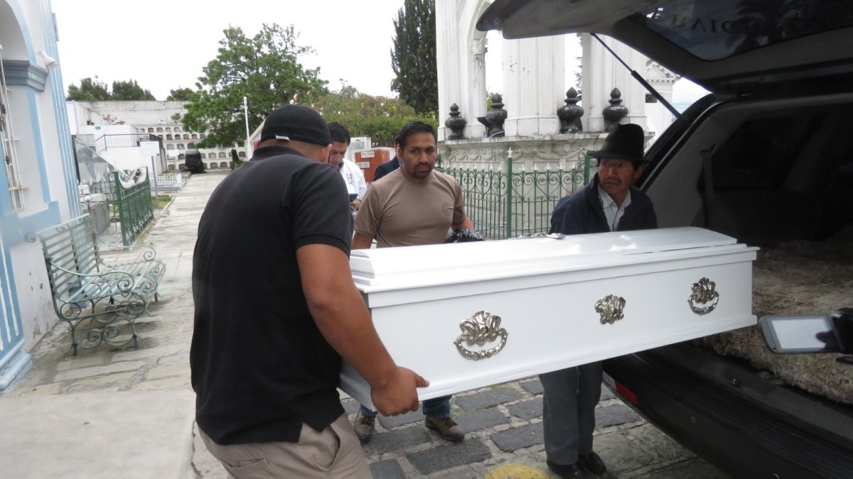 Riobamba. El cuerpo del menor es trasladado por parientes.