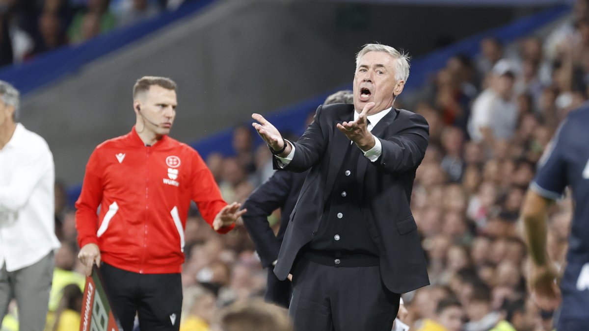 El técnico del Real Madrid, Carlo Ancelotti durante el encuentro del fin de semana ante la Real Sociedad en el estadio Santiago Bernabéu.