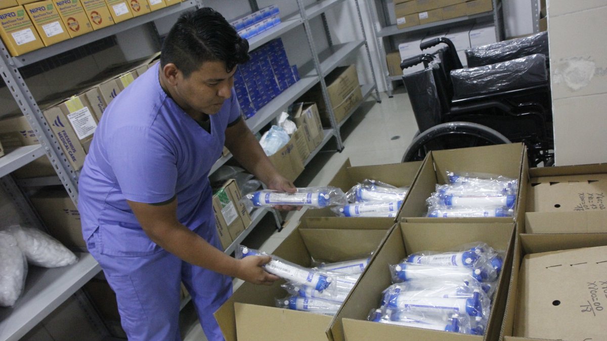 Compras. Personal del área de bodega del hospital Teodoro Maldonado revisa dispositivos médicos, en abril.