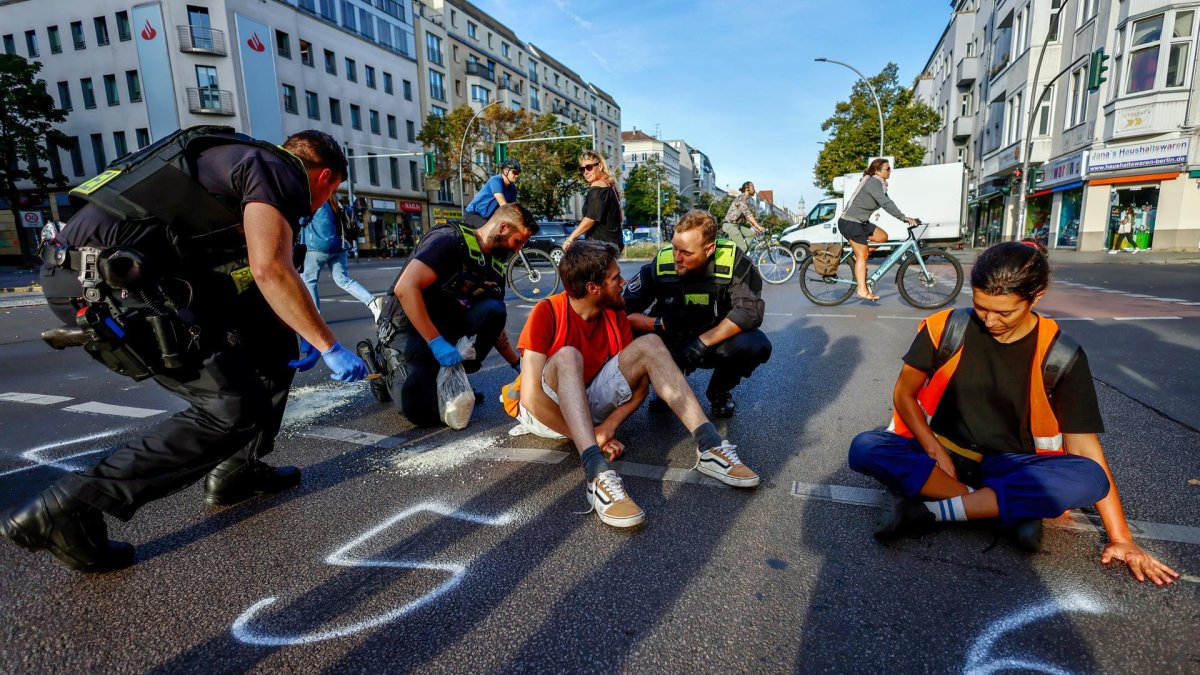 Los activistas bloquearon varias vías de Berlín, este lunes 18 de septiembre.