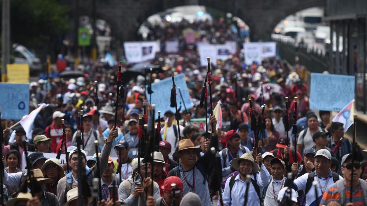 Decenas de personas protestaron este lunes para exigir la renuncia de la fiscal general, Consuelo Porras.