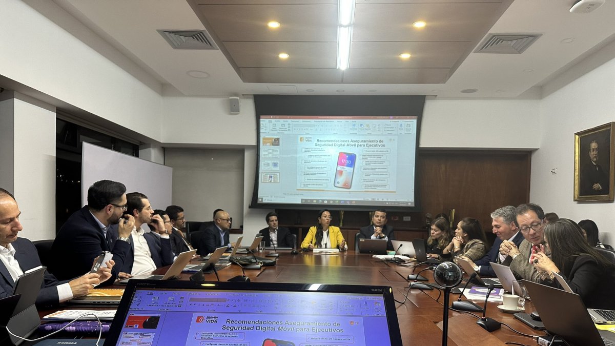 Funcionarios del MinTIC de Colombia se reunieron tras el ciberataque.