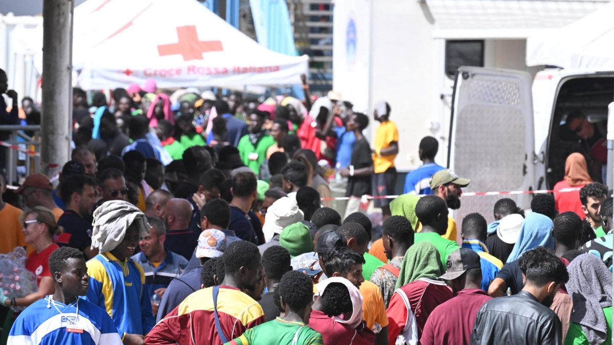 Miles de migrantes africanos desembarcaron en la isla de Lampedusa (Italia), en los últimos días.