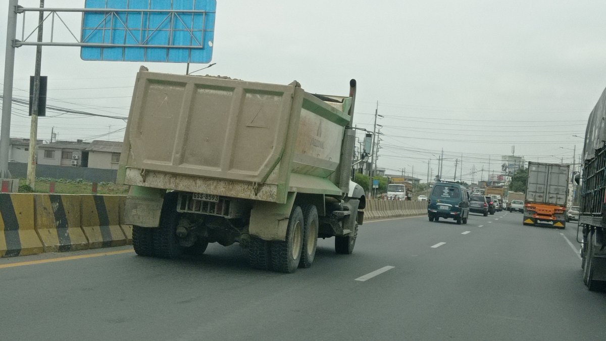 Las volquetas circulan a gran velocidad en la vía a Salitre.