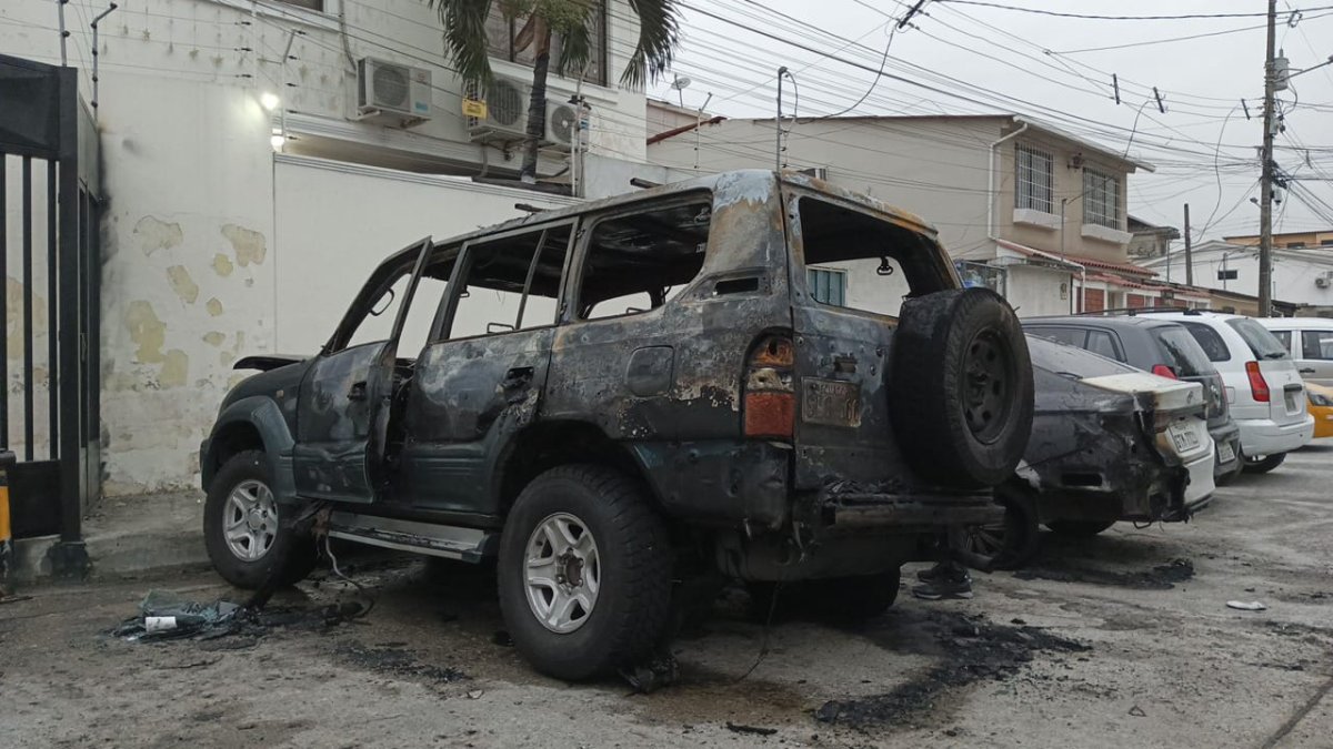 Lugar. Un guardia de seguridad asegura que un hombre rompió los vidrios del vehículo, roció gasolina y lo incendió.