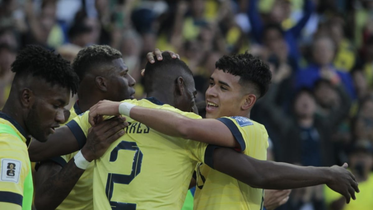 Kendry Páez (d) brilló en su debut con la Tricolor en las eliminatorias.