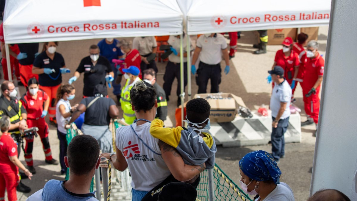 El buque Geo Barents, de Médicos Sin Fronteras, desembarcó este martes en el puerto de Brindisi, sur de Italia, a los 471 migrantes.