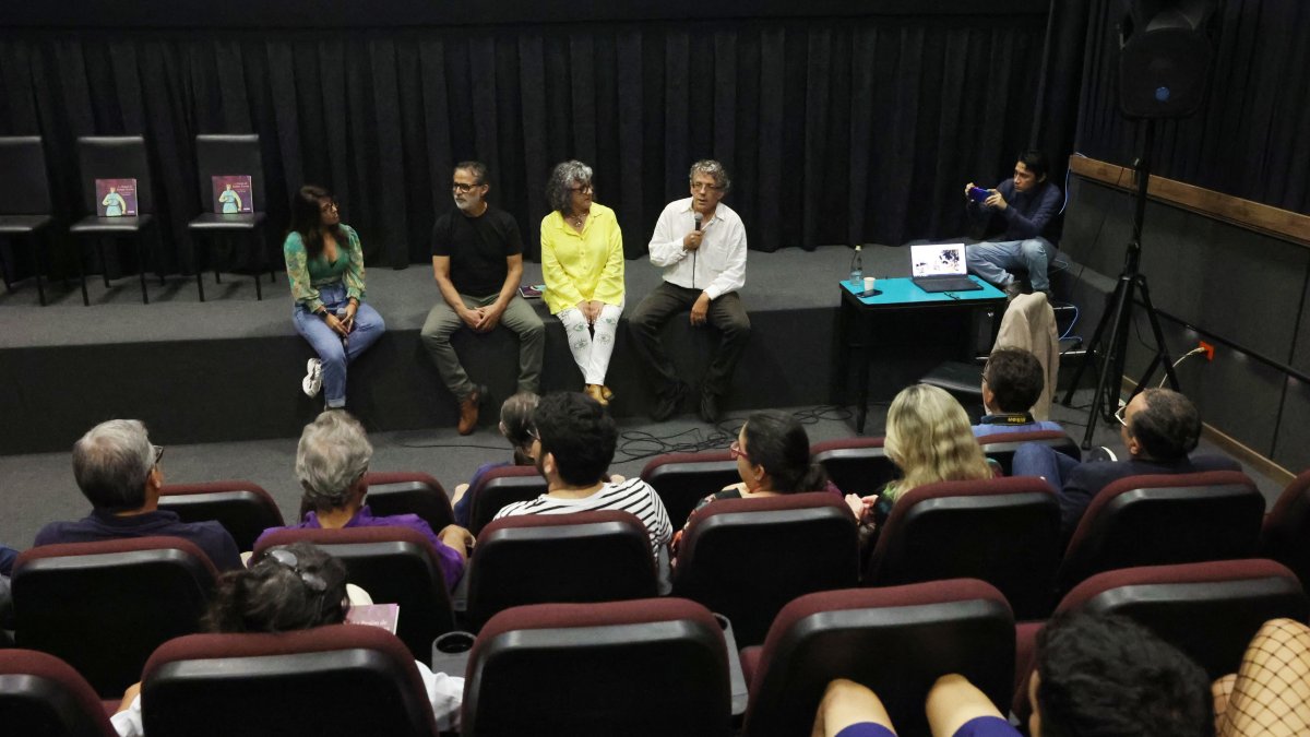 Evento. El autor junto a los personajes reales de su relato de ficción en la sala MZ14, el pasado miércoles 13 de septiembre de 2023.