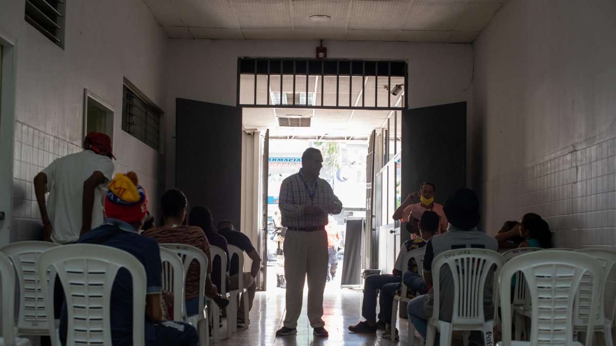 Un funcionario habla a jóvenes sobre los peligrosos efectos del fentanilo, el 4 de septiembre de 2023 en el Hospital Municipal Bicentenario en Guayaquil (Ecuador).