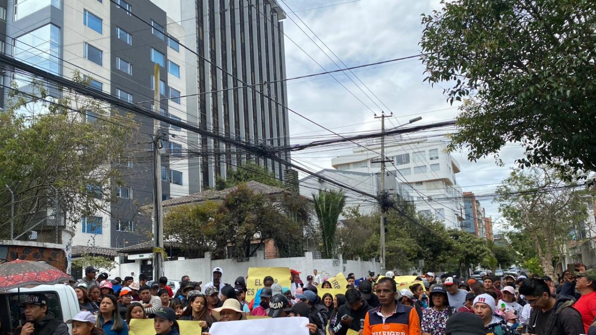 Representantes de los recicladores protestaron este 19 de septiembre de 2023 para que la CC apruebe el decreto ley.