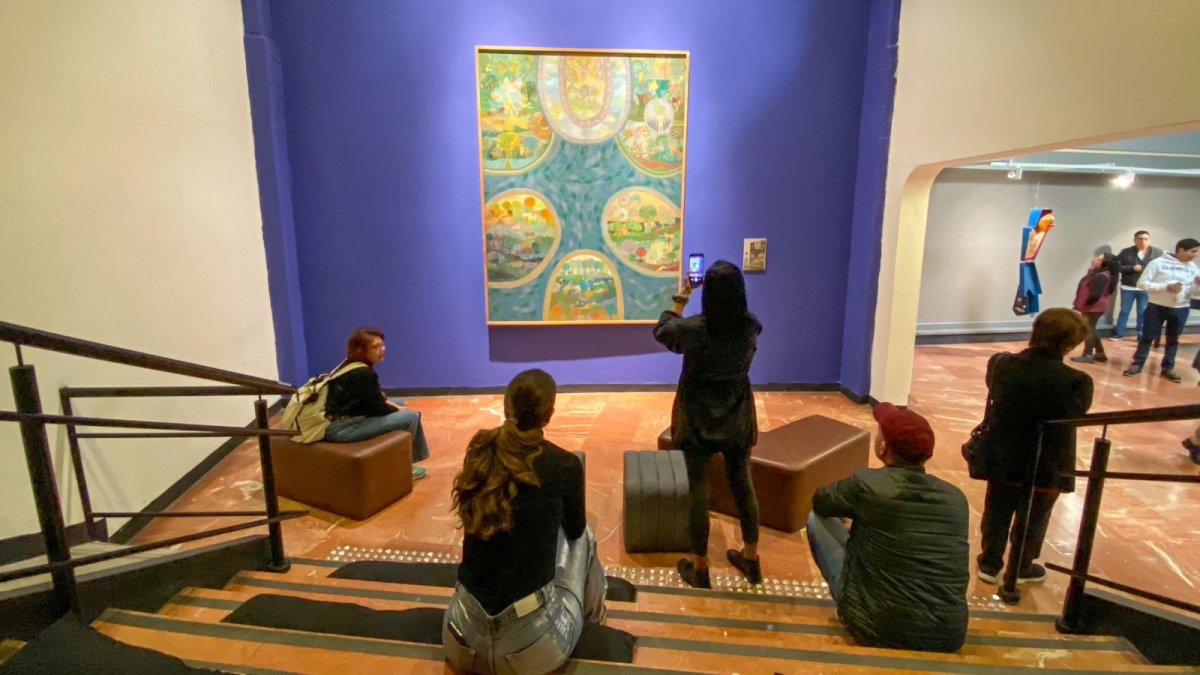 Quito. Un grupo de personas observa una de las obras de la artista babahoyonse Judith Gutiérrez que por estos días se exhiben en el MuNa.