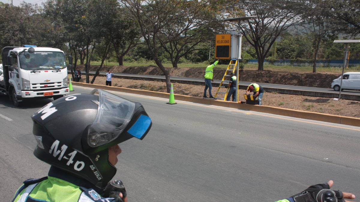Efecto. Un fotorradar en vía a la costa se retiró hace más de una semana.