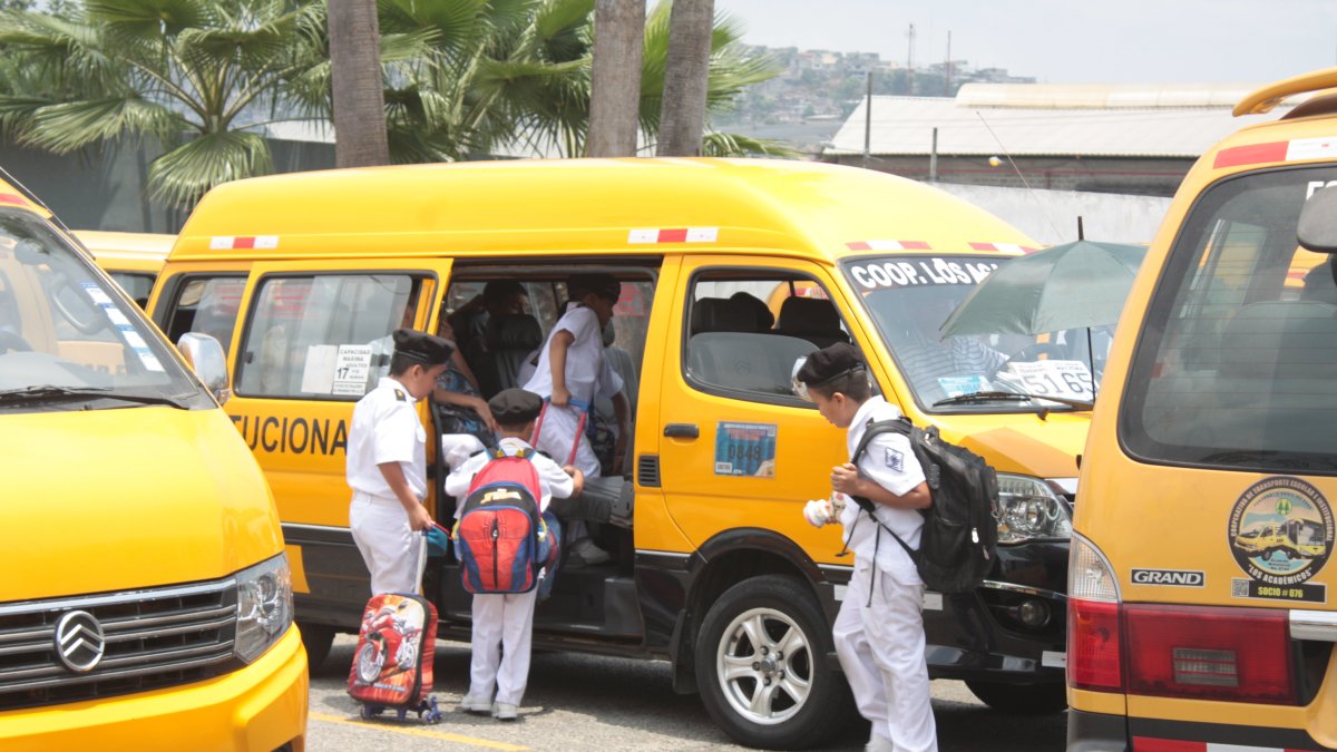 Colegios como la Academia Naval Almirante Illingworth, han tomado medidas. Cada vehículo tiene un representante de la cooperativa de transporte y un auxiliar que acompaña a los alumnos.