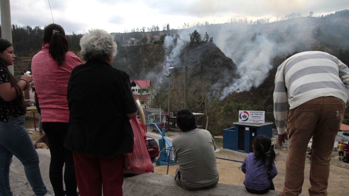 Alerta. Los vecinos de Guápulo estuvieron atentos a que las llamas no lleguen a sus casas.