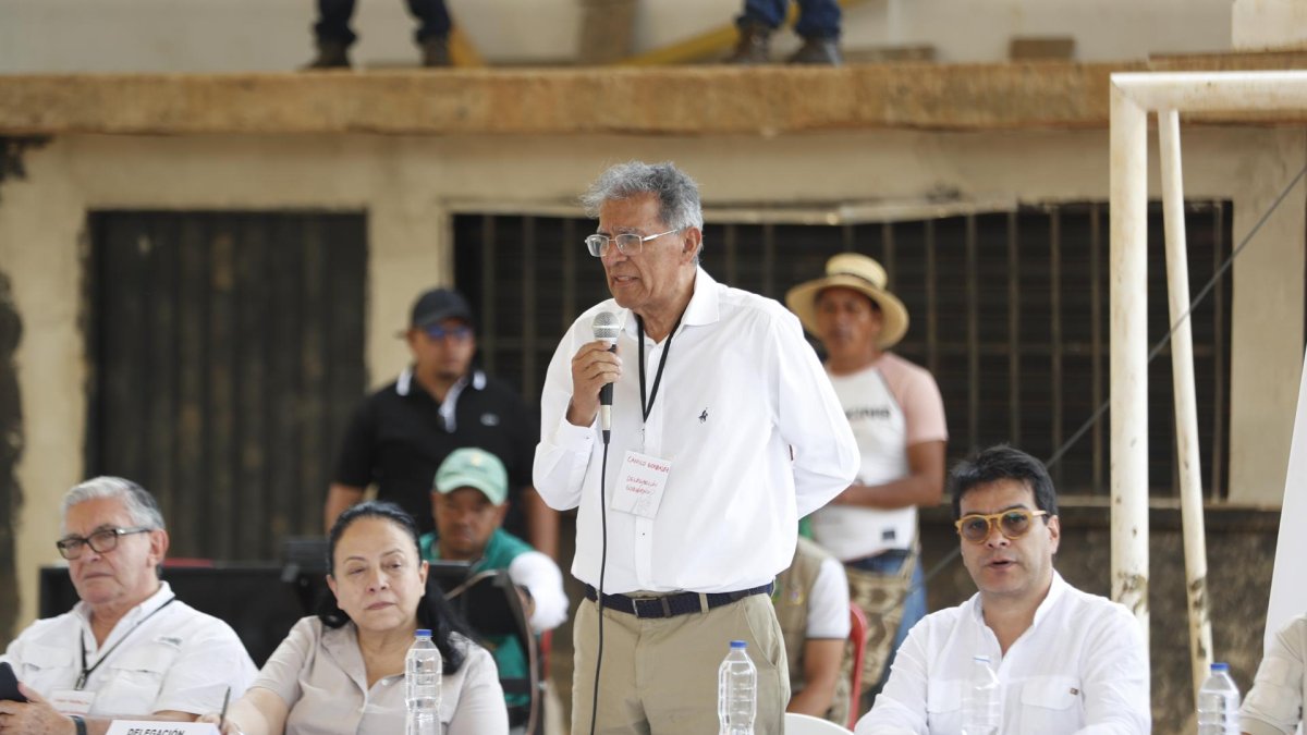 Camilo González, delegado del Gobierno colombiano, habla durante una mesa de diálogos con las disidencias de las FARC, este martes, en Suárez.