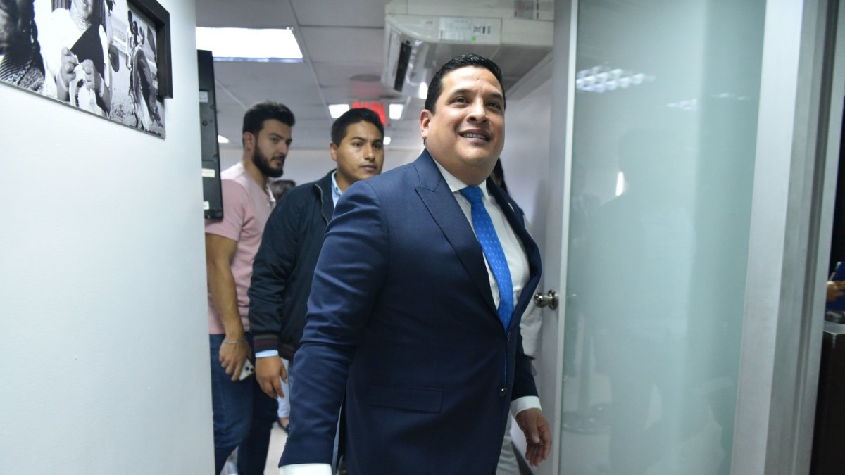 Pedido. Antes de que inicie la rueda de prensa, Vera solicitó llenar las sillas de auditorio con funcionarios que aplaudieron su intervención.