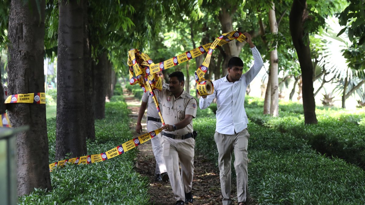 Policías de India aseguran la embajada de Canadá en Nueva Delhi.