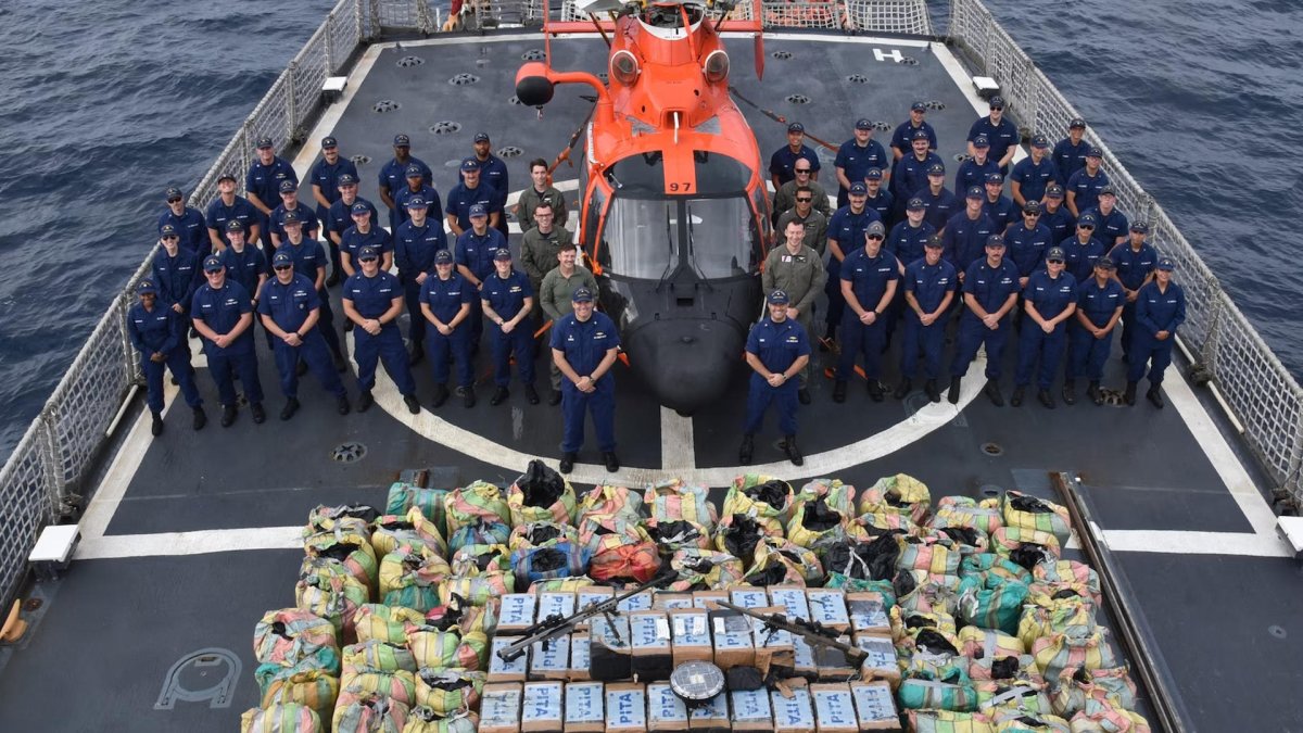 Miembros de la tripulación del buque Thetis posan con los fardos de narcóticos ilegales, valorados en unos 70 millones de dólares.