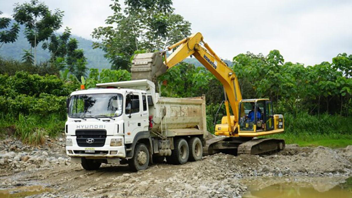 Maquinaria pesada realiza trabajos de limpieza en el río Blanco, Molleturo, Cuenca.