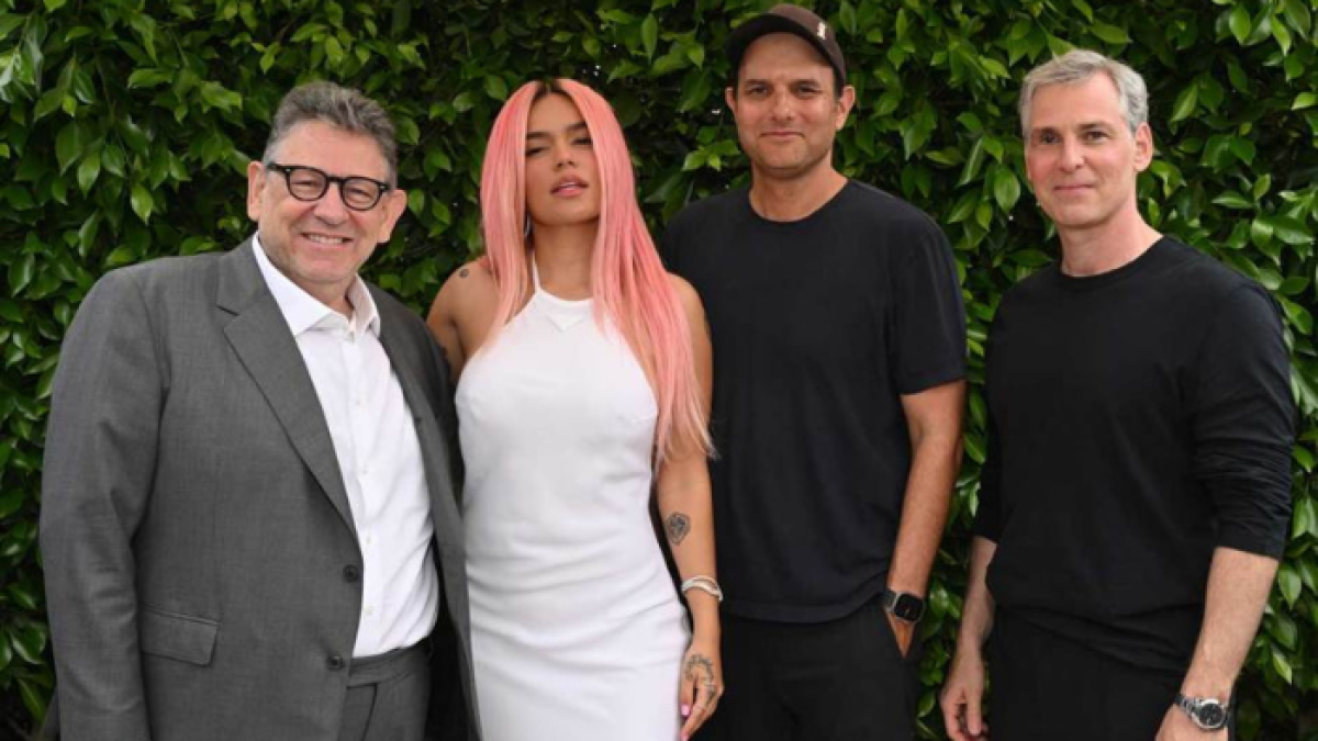 Karol G y los socios de Bichota Récords