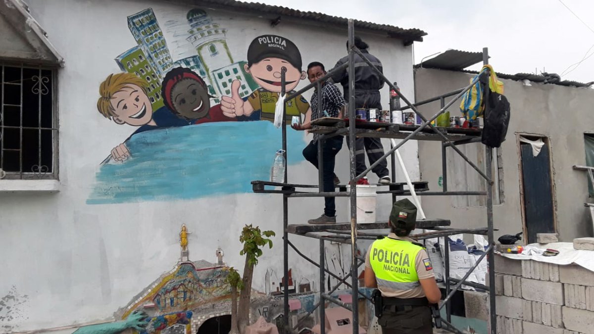 Comunidad. Los vecinos junto a organizaciones civiles y a las autoridades cambian los dibujos que denotan violencia por imágenes que promueven arte y la unión del tejido social.