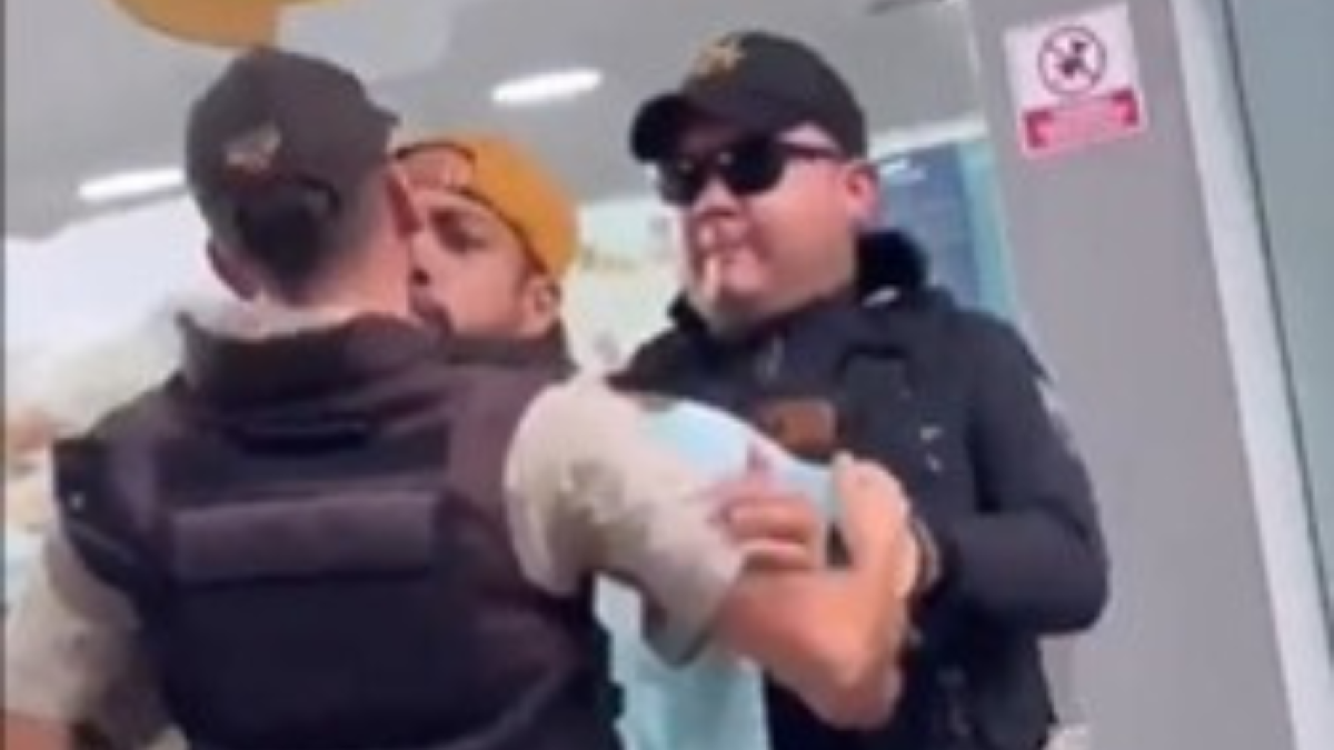 La escena termina con un beso entre los presuntos actores