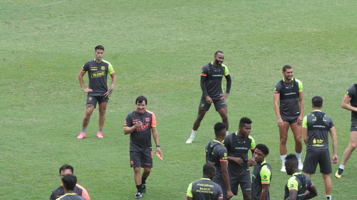 En todos los entrenamientos, el preparador físico de los amarillos, Alejandro Valenzuela, les saca la pereza con ejercicios de intensidad.