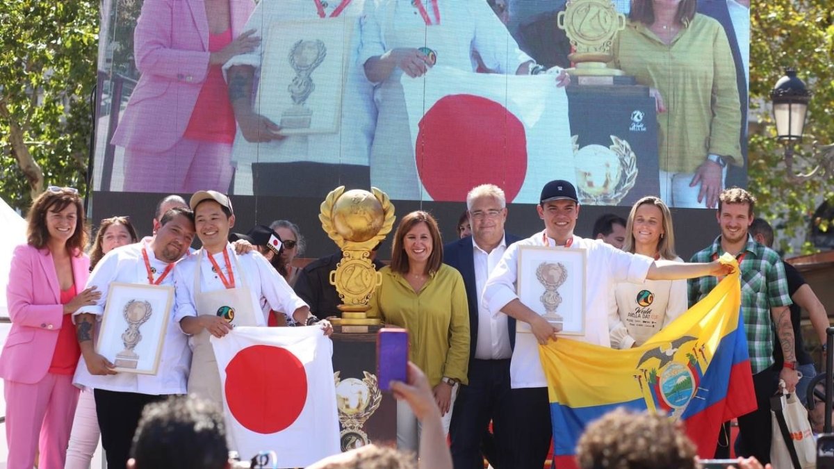 Valencia. Cristian Raúl Arroba aparece con una bandera tricolor durante la premiación en esta ciudad española.