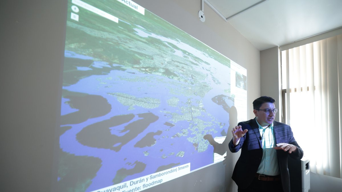 El arquitecto Héctor Hugo Ullauri explica a Diario EXPRESO los posibles efectos en Guayaquil y Durán ante una inundación causada por una combinación de marea alta e intensas lluvias de El Niño.