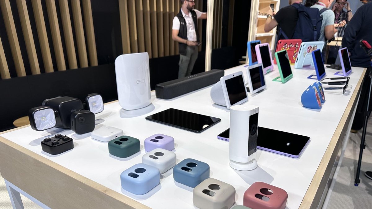 Fotografía de las nuevas versiones de dispositivos de Amazon presentados en el edificio HQ2 de Amazon hoy, en Arlington, Virginia (EEUU).