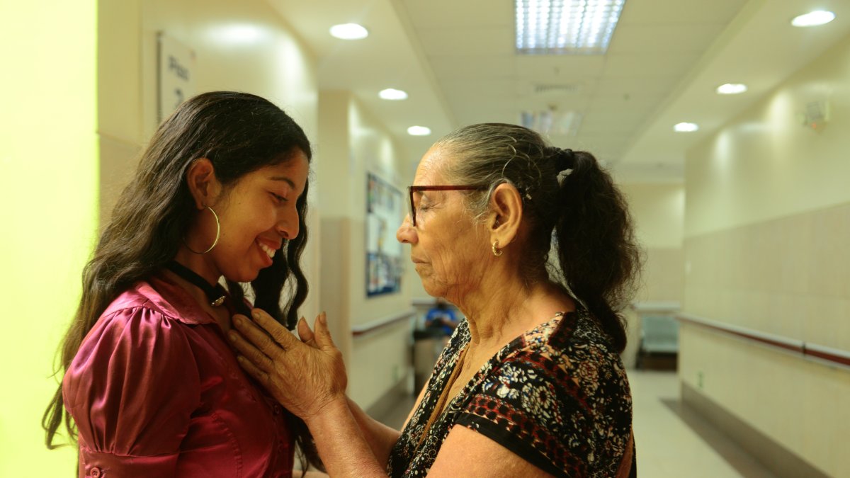 Ovarios. Scarlett Valero junto con su abuelita sonríen a la vida tras batallar por años el cáncer a los ovarios en la joven. Hoy, ella da su testimonio con mucha felicidad.