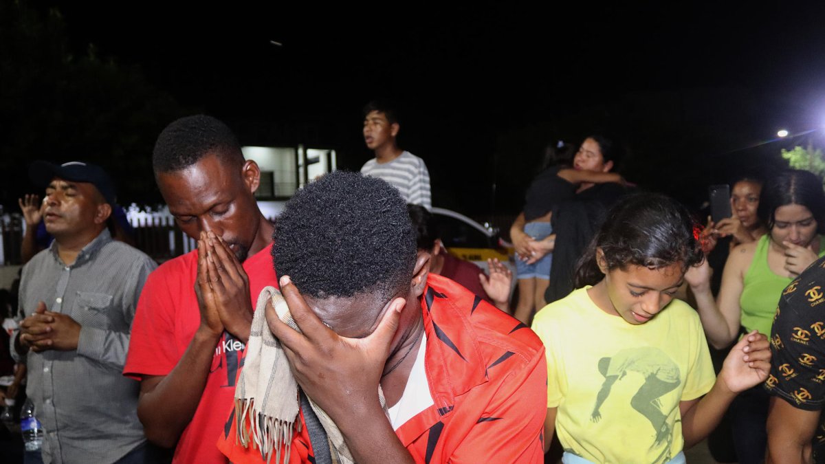 Un grupo de migrantes participa en una ceremonia religiosa, el 18 de septiembre de 2023, en Tapachula, estado de Chiapas, México.