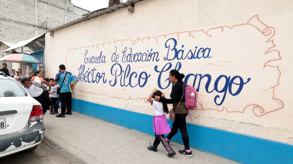 La fachada de una escuela de Durán.