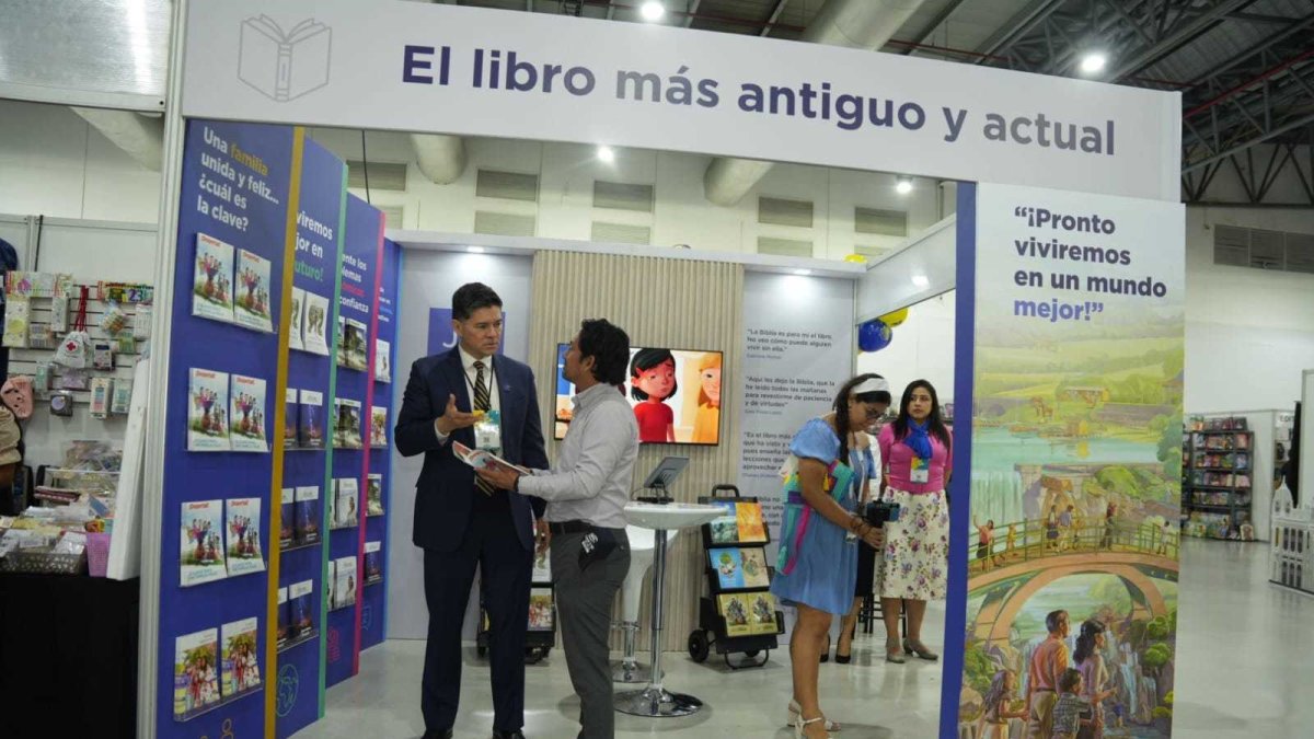 Feria.- Entre los stands que hay en la exhibición de libros que hay en el Centro de Convenciones está el de los Testigos de Jehová.