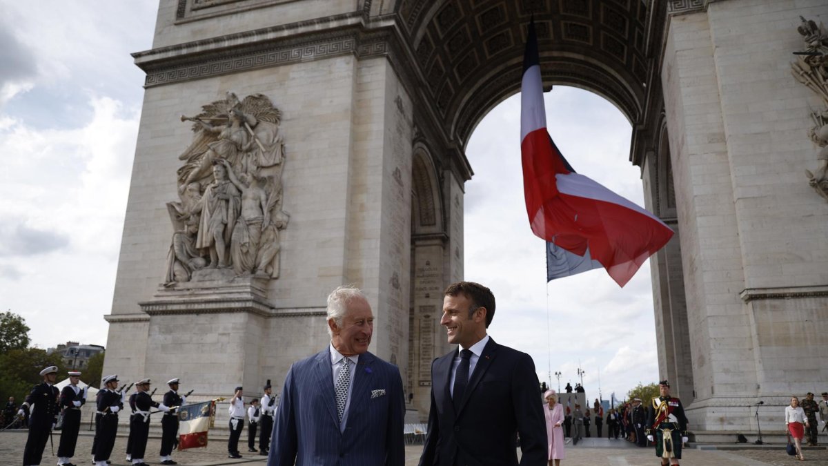 El rey Carlos III de Reino Unido inició este miércoles su visita de Estado a Francia, donde fue recibido por el presidente Emmanuel Macron.