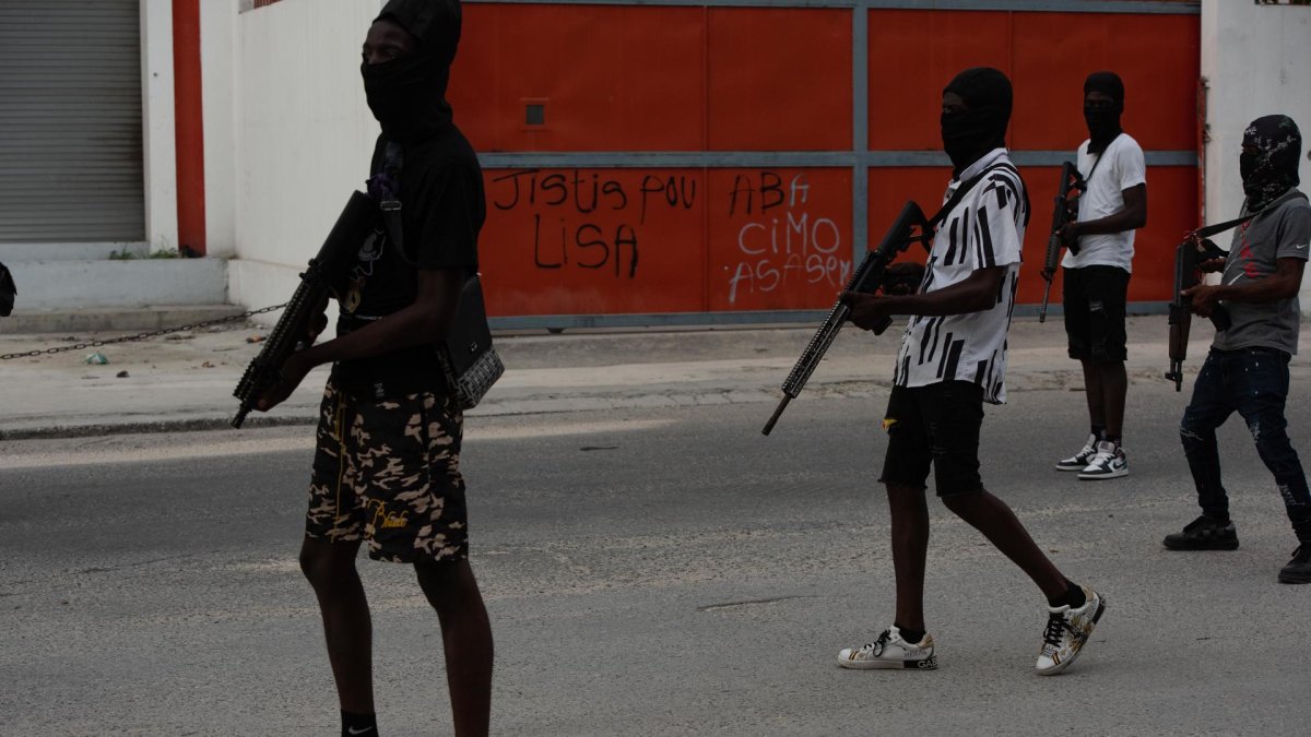 Miembros de grupos armados son vistos vigilando las calles, este martes en Puerto Príncipe (Haití).