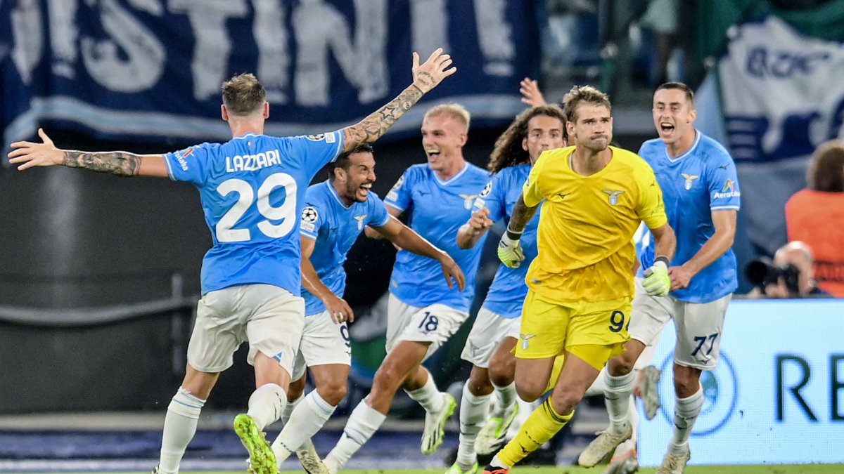 El arquero Ivan Provedel (d) y su festejo tras marcar el gol del empate agónico de Lazio.