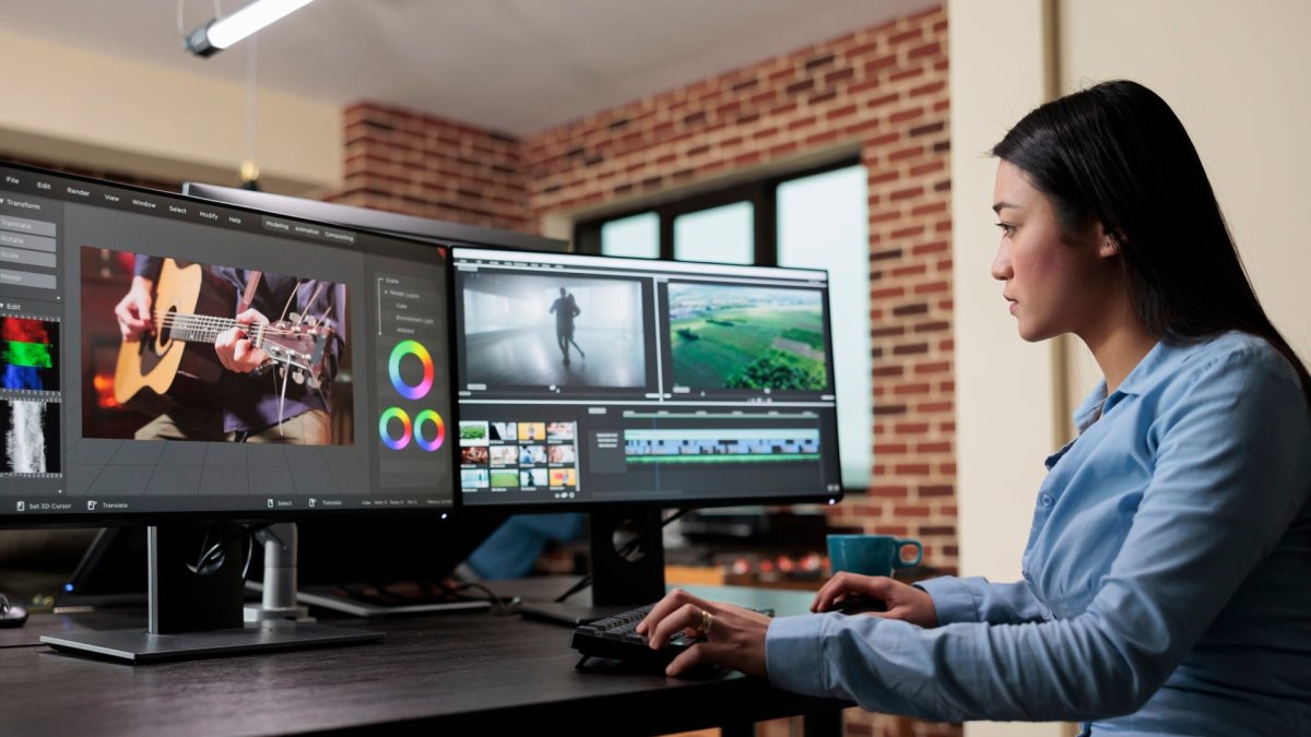 Una mujer en una foto de referencia edita video en su computadora personal.