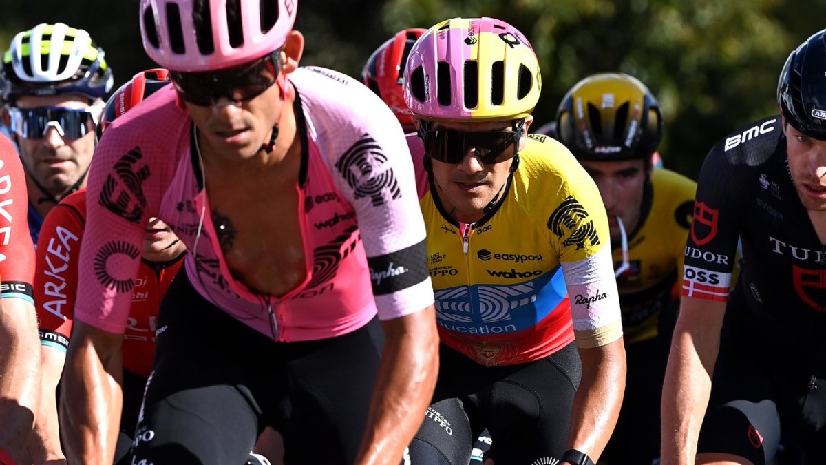 Richard Carapaz (c) y su compañero Andrey Amador (i) durante la primera etapa.