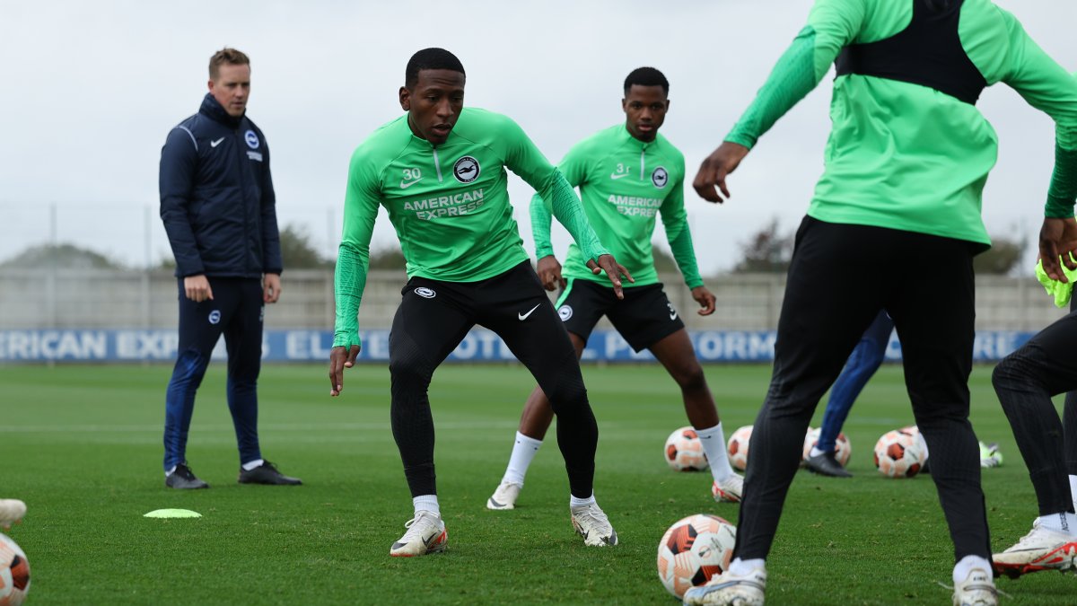 Pervis Estupiñán en el último entrenamiento del Brighton previo al juego con el AEK.