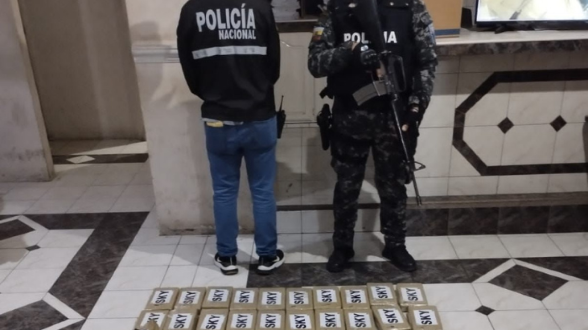 Agentes policiales junto a la droga incautada.