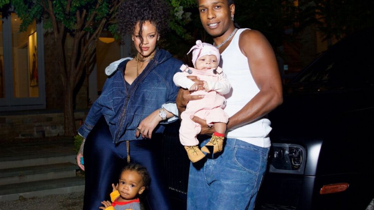Rihanna junto a su esposo  A$AP Rocky y sus dos hijos.