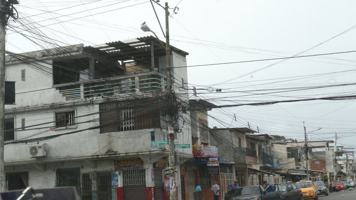 En las calles Carlos Guevara Moreno y Alberto Guerrero abundan los 'tallarines'.
