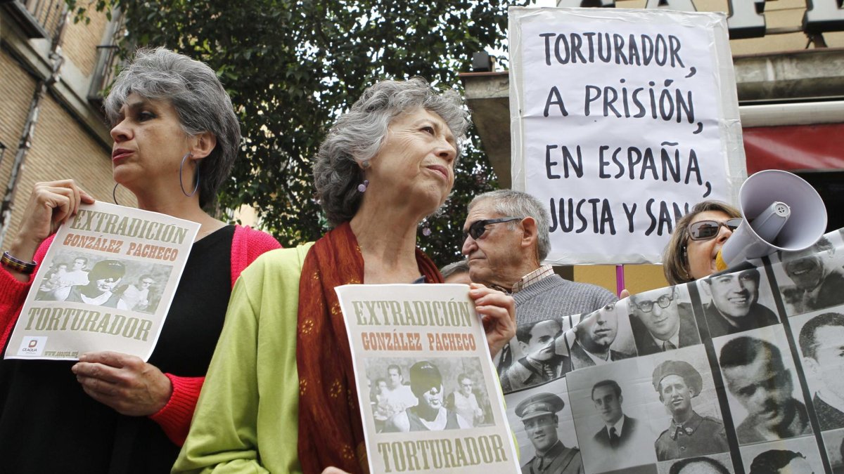 Imagen de archivo de víctimas del franquismo durante una concentración ante la sede del Ministerio de Justicia en Madrid.