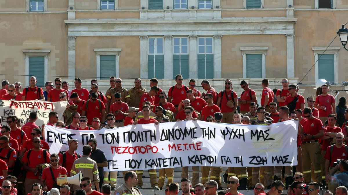 Miles de griegos se han manifestado este jueves en las principales ciudades de Grecia contra la nueva ley laboral presentada por el Gobierno.