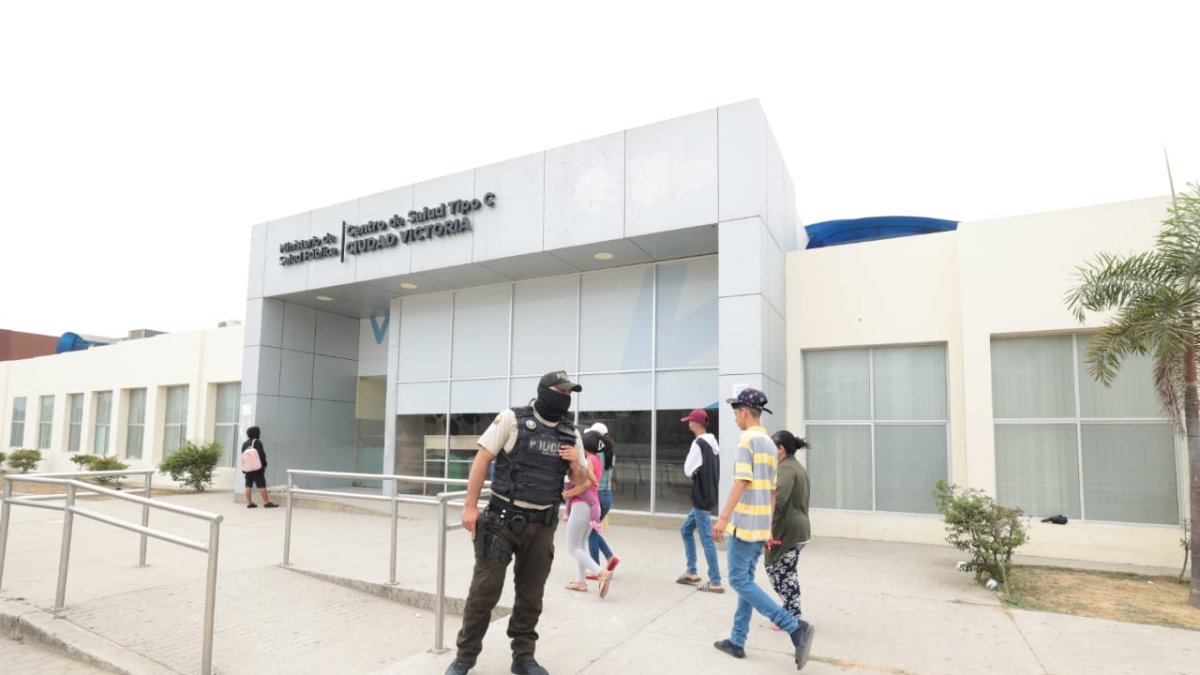 El hombre conducía un carro y estaba acompañado por su cónyuge cuando fue atacado por delincuentes.