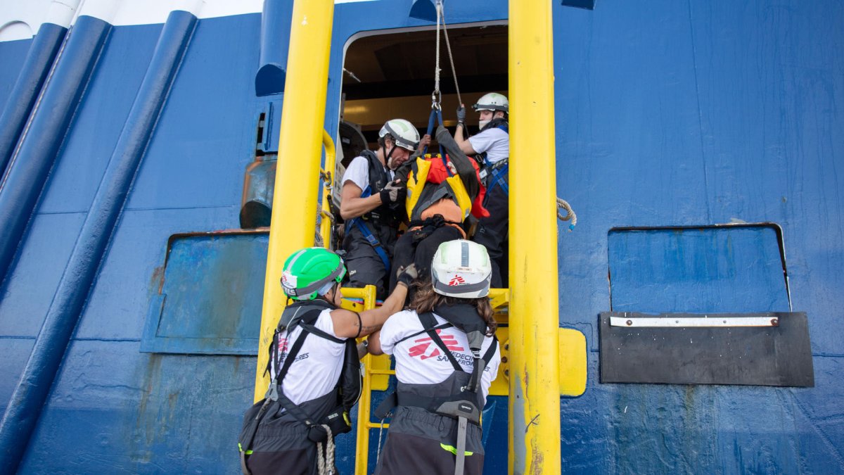 El buque Geo Barents, de la ONG Médicos Sin Fronteras (MSF), rescató a más de 330 migrantes la semana pasada.