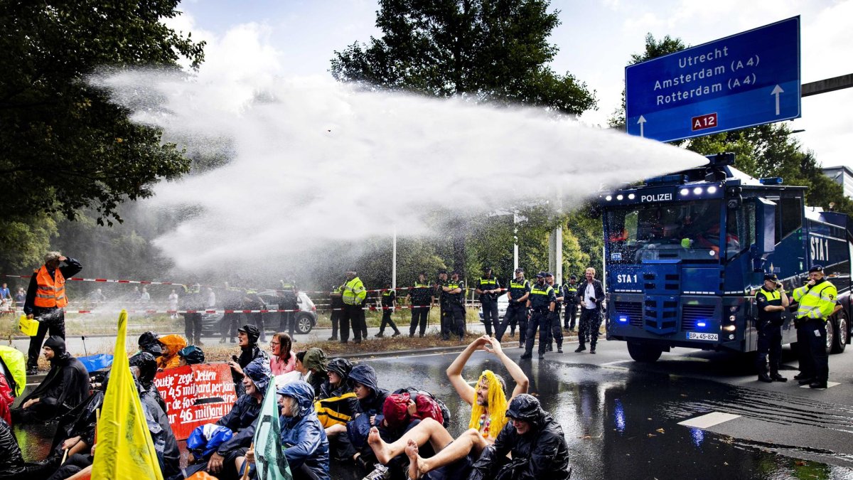 En la imagen de archivo, la policía utiliza un cañón de agua mientras activistas climáticos protestan en la autopista A12 en La Haya, Países Bajos.